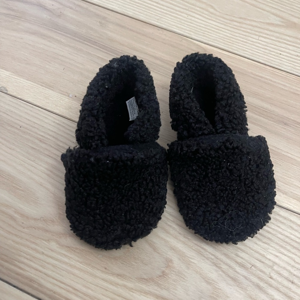 Baby sherpa Black Fuzzy Slippers